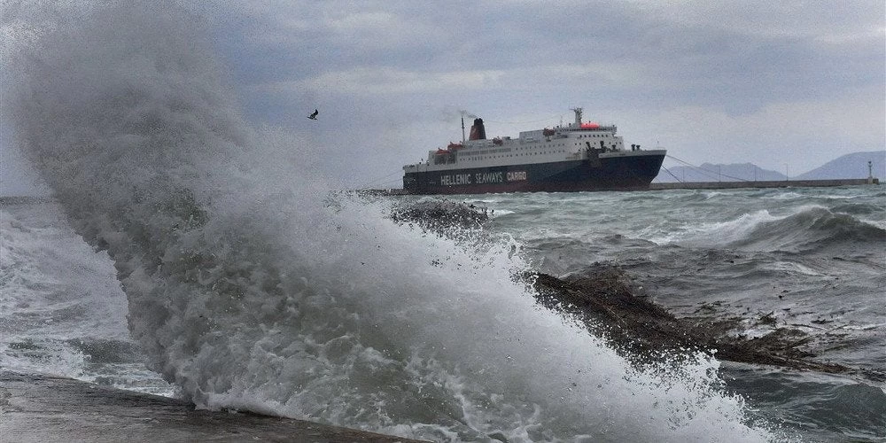 Πρόσκρουση κρουαζιερόπλοιου στο λιμάνι του Πειραιά λόγω των ανέμων